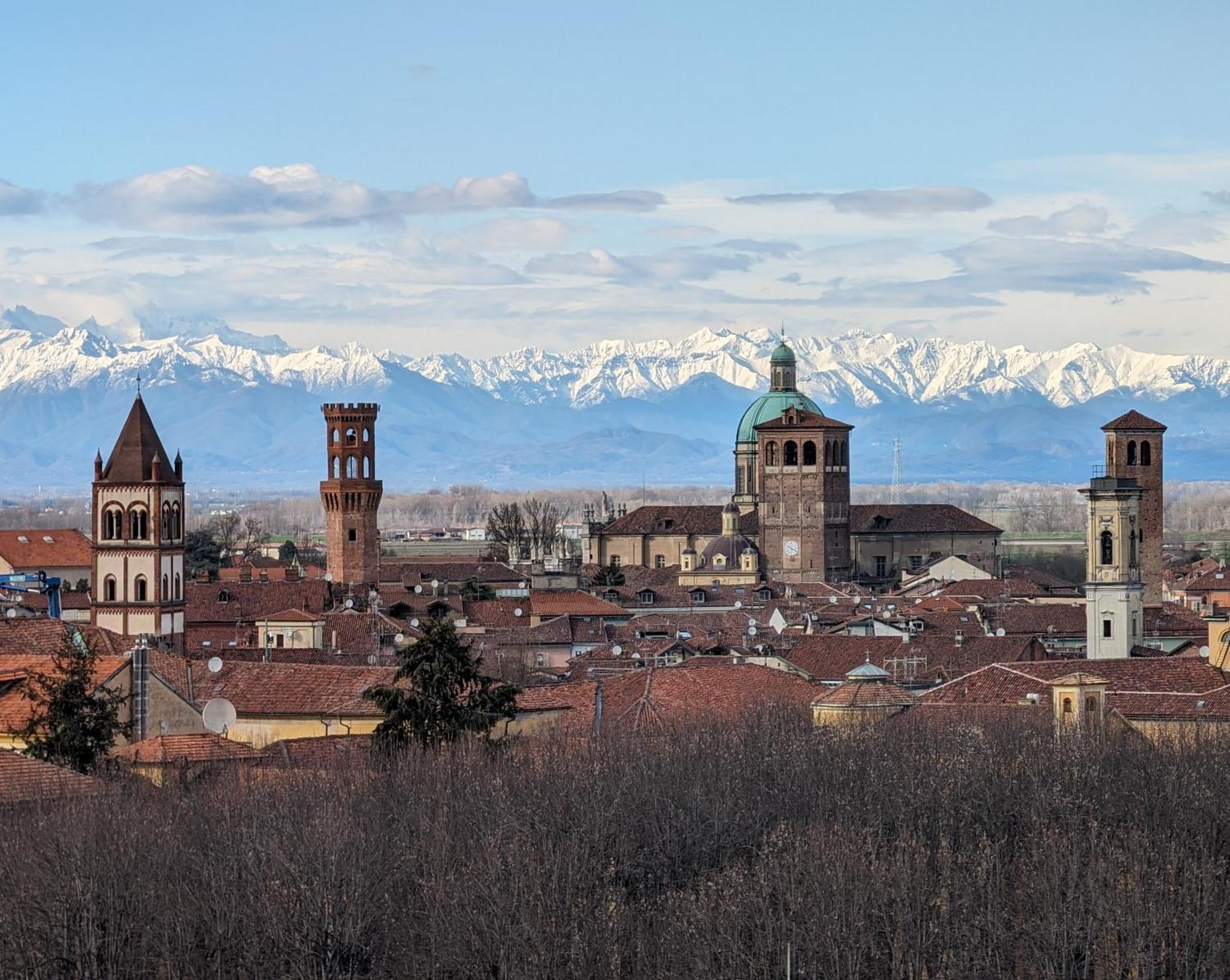 Ferienwohnung La Terrazza Del Re Vercelli Exterior foto